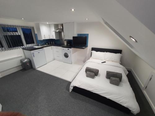 New Self Contained Flat,in Hayes, Free Parking - Tap to explore photos