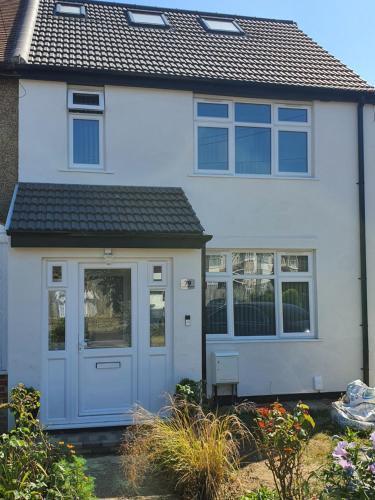 New Self Contained Flat,in Hayes, Free Parking - Tap to explore photos