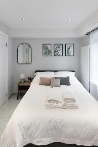 Canary Wharf O2 Deluxe Ensuite Rooms - Tap to explore photos