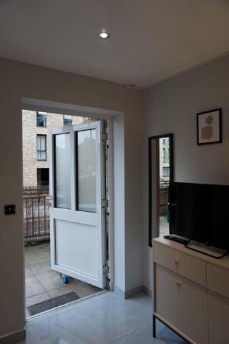 Canary Wharf O2 Deluxe Ensuite Rooms - Tap to explore photos