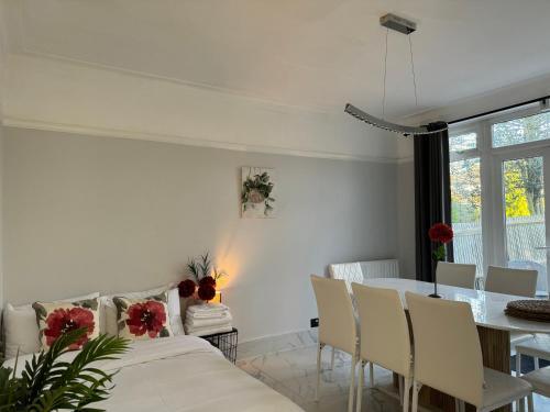 Surbiton Home with free parkings, Surbiton, Kingston upon Thames, Surrey, Greater London UK - Tap to explore photos