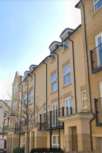 Sapphire Apartment Bromley Common - Tap to explore photos