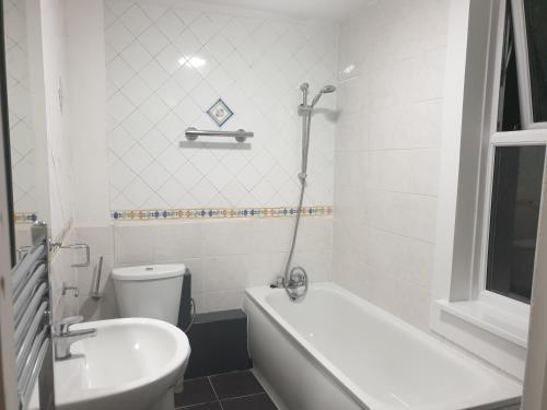Lovely 1 bedroom flat High Barnet 3 mins away - Tap to explore photos