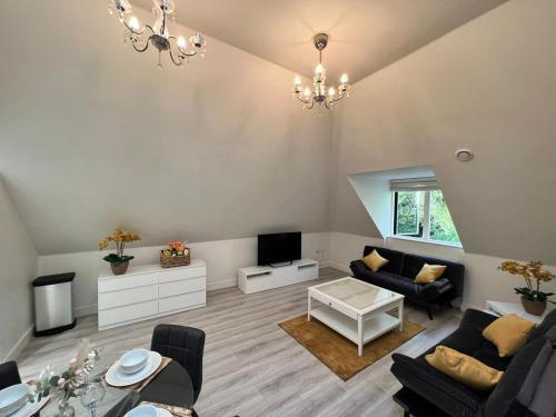 New! Modern Elegant 2-Bed Apartment, free parking - Tap to explore photos