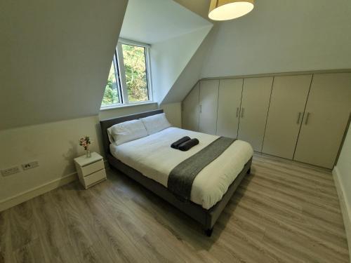 New! Modern Elegant 2-Bed Apartment, free parking - Tap to explore photos