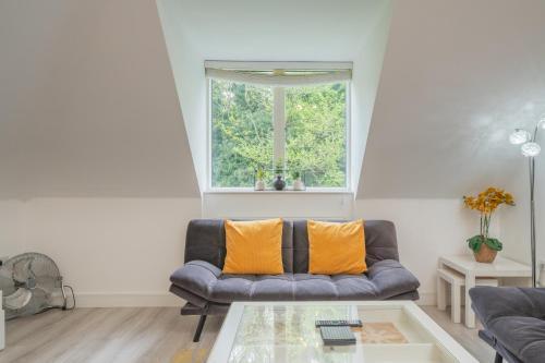 New! Modern Elegant 2-Bed Apartment, free parking - Tap to explore photos