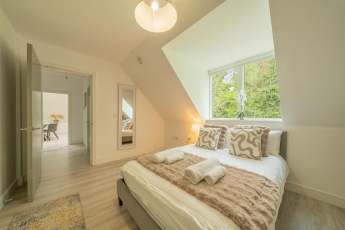 New! Modern Elegant 2-Bed Apartment, free parking