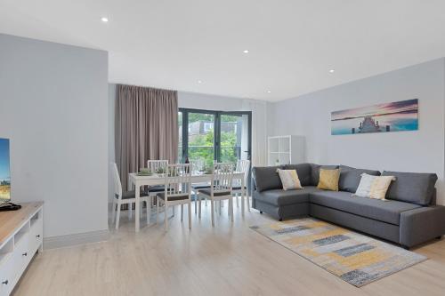 Spacious, 3 bedroom, 2 bathroom, Surbiton - Tap to explore photos