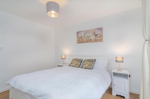 Kentmere Apartment Thamesmead - Tap to explore photos