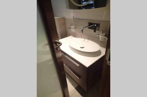 Stylish large cool 3 bed 3 bath Marylebone +AC - Tap to explore photos