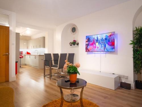 Modern 2 Bedroom Apartment in Woolwich - Tap to explore photos