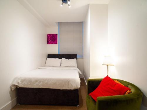 Modern 2 Bedroom Apartment in Woolwich - Tap to explore photos