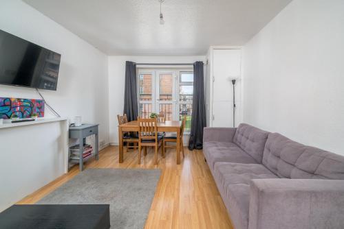 Spacious 1 Bed Flat in Dalston - Tap to explore photos