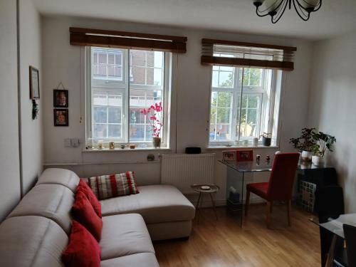 Sunny and spacious flat in NW3 - Tap to explore photos