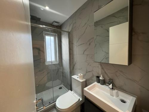 Star London Station Road 3-Bed Haven - Tap to explore photos