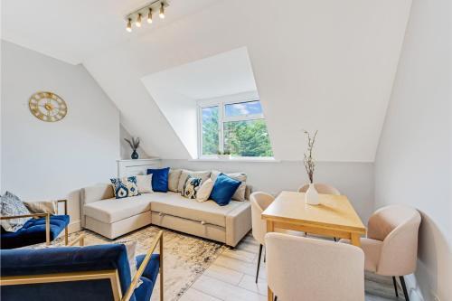 Sweet and Lovely 2BR with Free Parking - Tap to explore photos