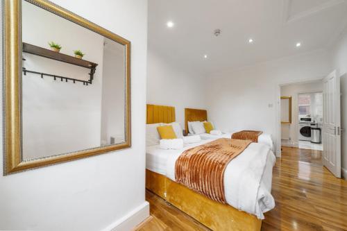 Modern 2-Bedroom Apartment on Oxford Street 8GC - Tap to explore photos