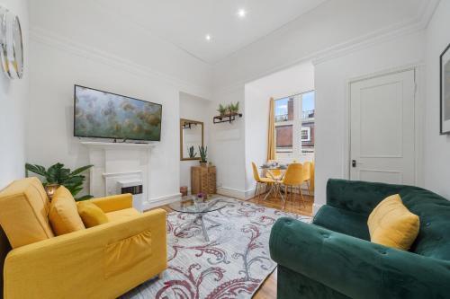 Modern 2-Bedroom Apartment on Oxford Street 8GC - Tap to explore photos