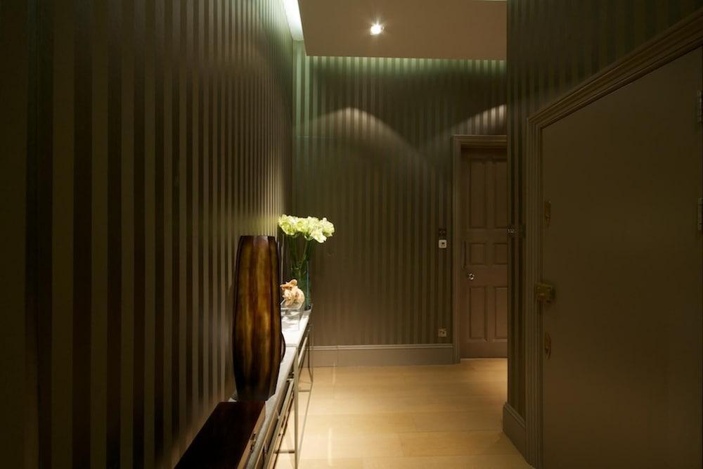 Deluxe Apartment - Cadogan Square - Tap to explore photos