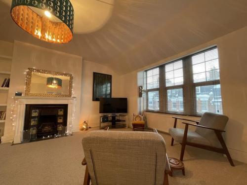 Spacious two bedroom flat in prestigious Highgate. - Tap to explore photos