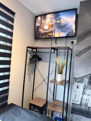 Solo Executive Studio - Dedicated Desk & Smart TV - Islington - Tap to explore photos