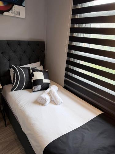 Solo Executive Studio - Dedicated Desk & Smart TV - Islington