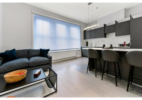 Captivating 2 BD Flat in London - Tap to explore photos