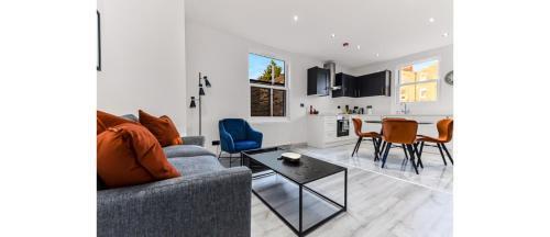 Huge, Brand-New Flat for Friends & Families! - Tap to explore photos