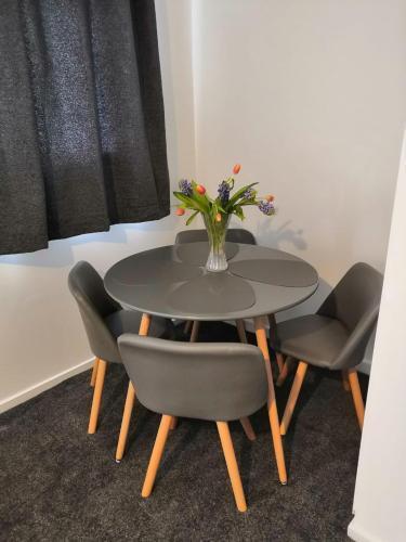 Delight Apartment, Close to Excel, London City Airport & O2! - Tap to explore photos