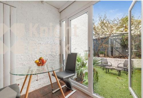 Earls Court Spacious Apartment - Tap to explore photos