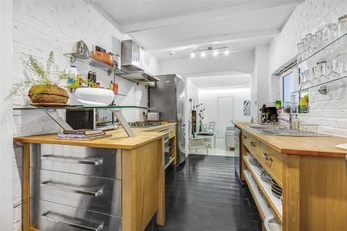 Earls Court Spacious Apartment - Tap to explore photos