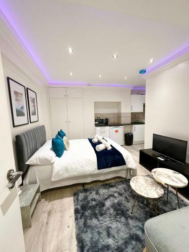 London Charm - Stylish Studio in Kensington - Tap to explore photos