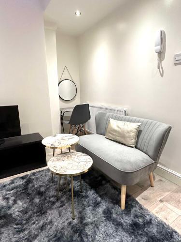 London Charm - Stylish Studio in Kensington - Tap to explore photos