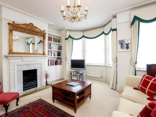 Large 3 bed flat in central Wimbledon Room Type - Three-Bedroom Apartment