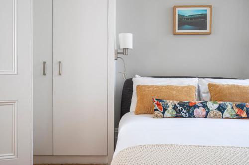 JOIVY Chic flat with private terrace near Kensington Palace - Tap to explore photos