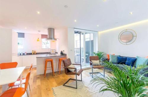 Flat 1 Bevenden - Tap to explore photos