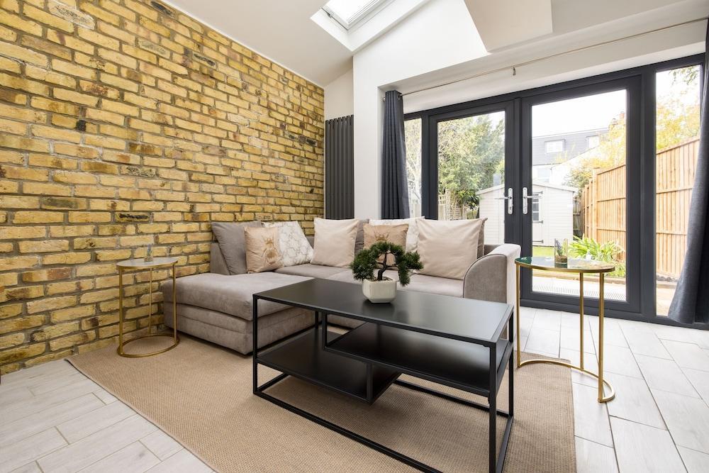 2 Bed Garden Flat in Balham - Tap to explore photos