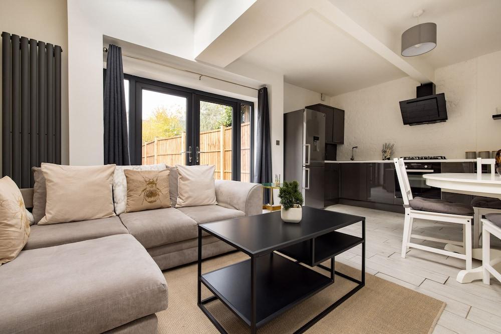 2 Bed Garden Flat in Balham - Tap to explore photos