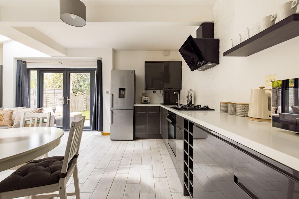 2 Bed Garden Flat in Balham - Tap to explore photos