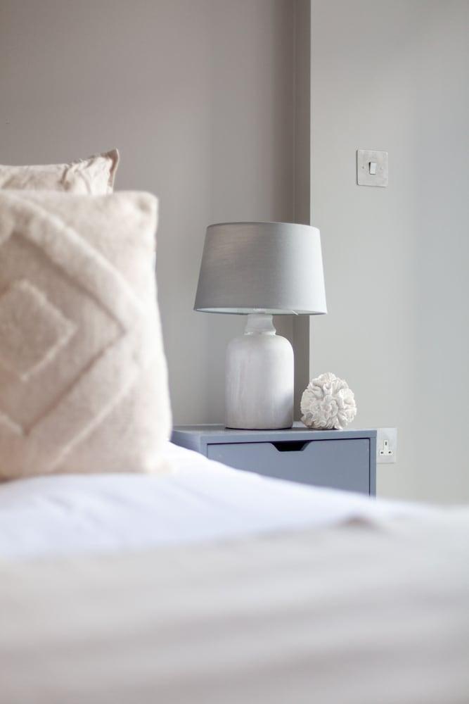 3 Bed Flat by Limehouse Basin - Tap to explore photos