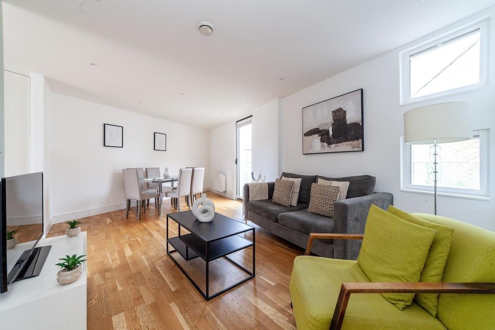 3 Bed Flat by Limehouse Basin - Tap to explore photos