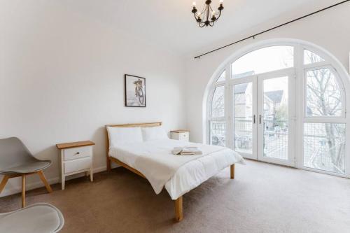 Spacious Ensuite Room Near Top Tourist Attractions - Tap to explore photos