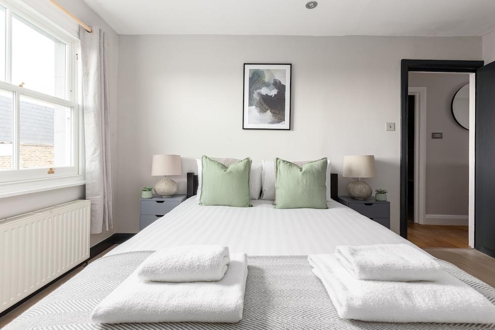 Radiant 2 Bed Flat near Portobello - Tap to explore photos