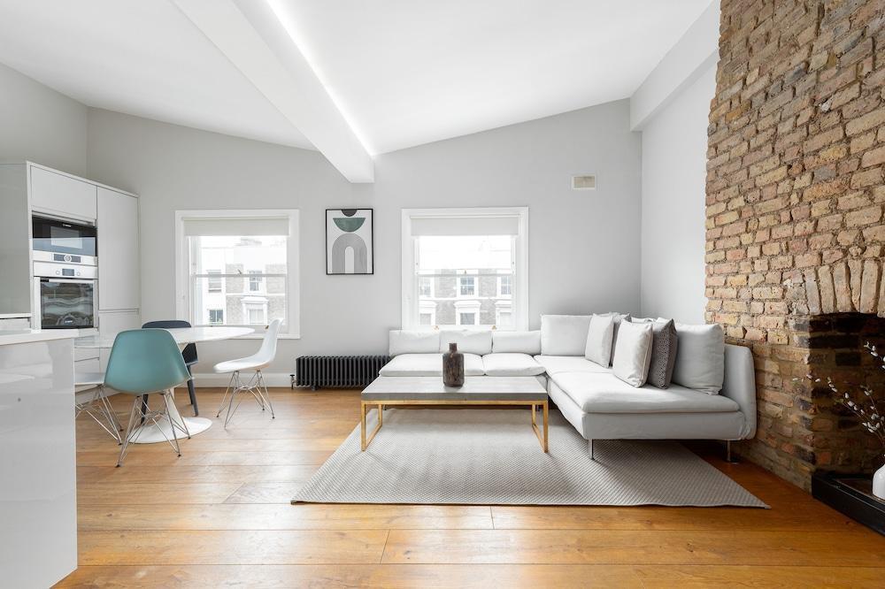 Radiant 2 Bed Flat near Portobello - Tap to explore photos