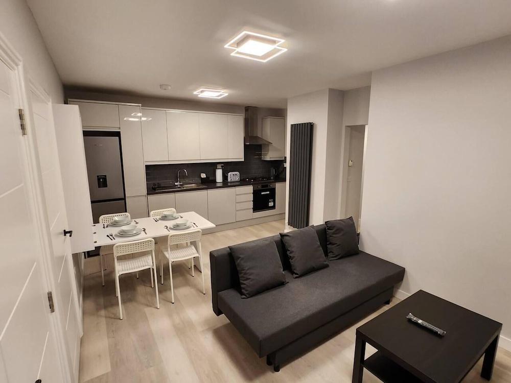 Beautiful 2-bed Apartment in London - Sleeps 6! - Tap to explore photos