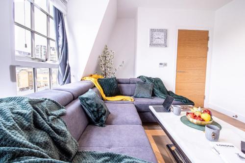 Luxurious 1-Bedroom Penthouse in Marble Arch 71 - Tap to explore photos