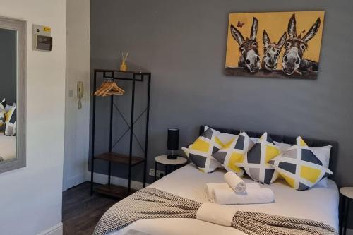 Studio Apartment in London 3 - Tap to explore photos