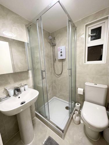 Stylish En Suite double room Kensington - Tap to explore photos