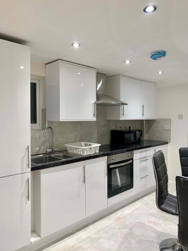 Stylish En Suite double room Kensington - Tap to explore photos