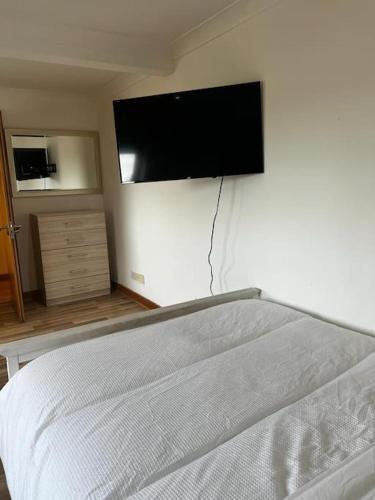 Quirky studio flat selfcontained - Tap to explore photos